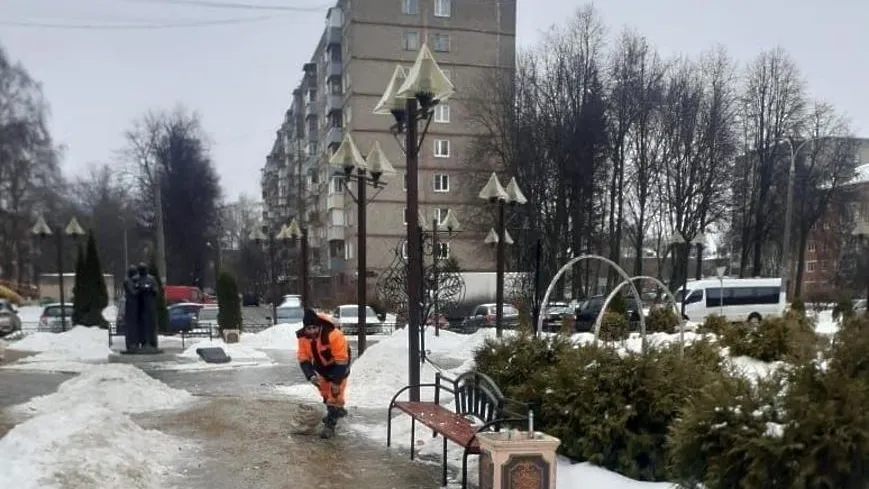 Свыше 6,8 тыс дворников устраняют последствия снегопада в Подмосковье