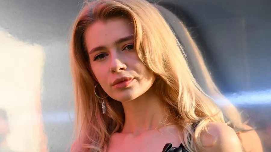 «Слишком много трудностей»: звезда сериала «СашаТаня» Уколова уехала из РФ