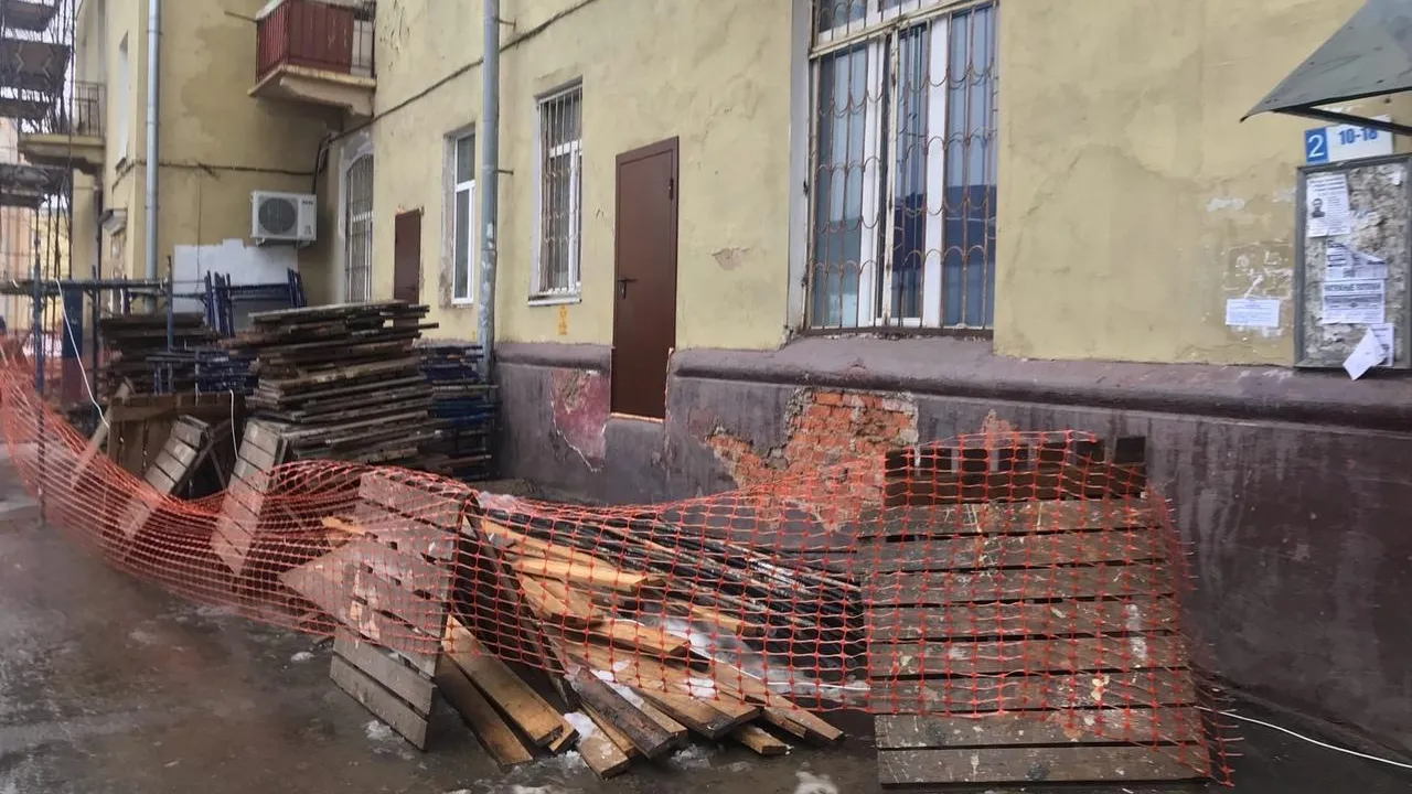 Рабочие завершат капремонт фасада в одном из домов Подольска к концу декабря