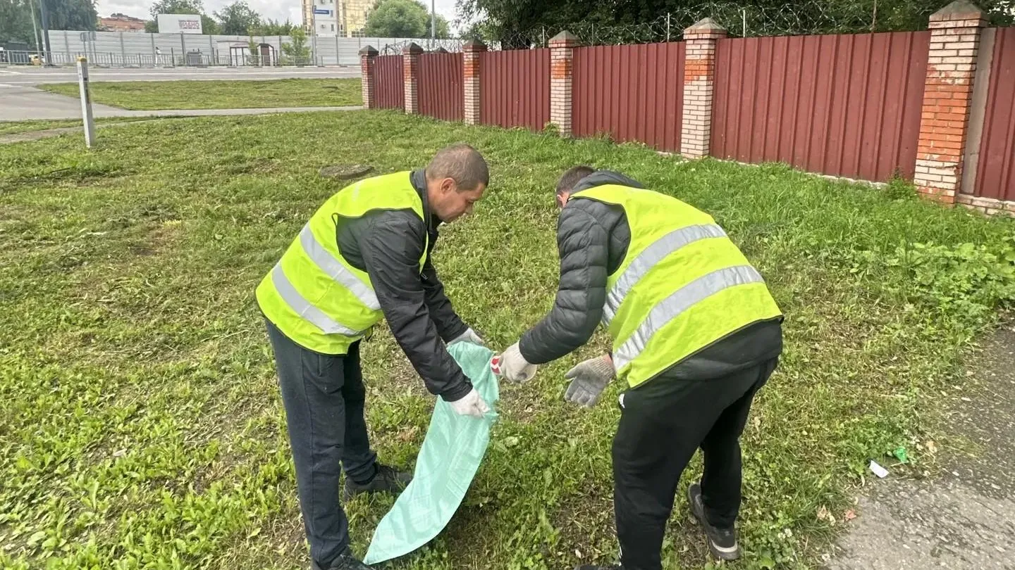 В Долгопрудном усилили влажную уборку дорог и тротуаров