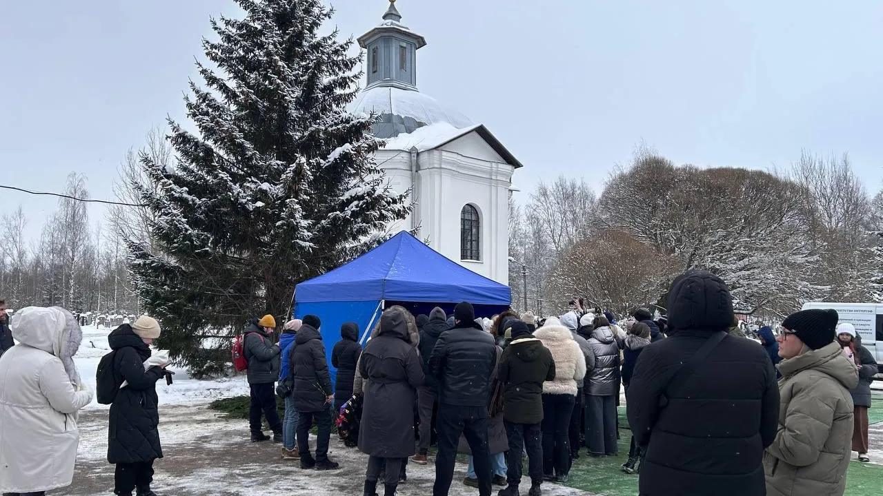 Петербург скорбит по убитому Паше: мальчика хоронят на Южном кладбище