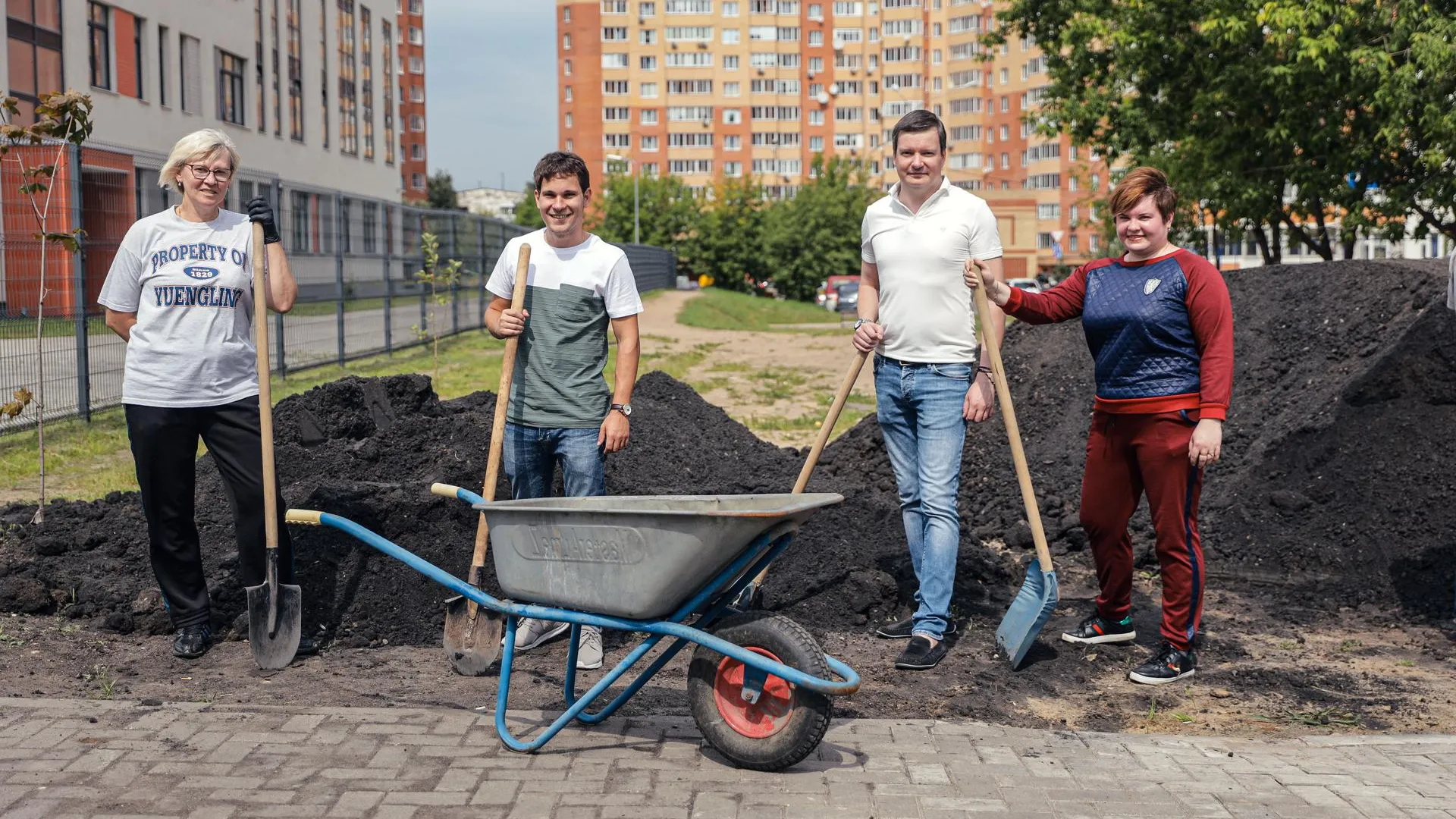 У школы в микрорайоне Балашихи высадили газонную траву в рамках работ по благоустройству