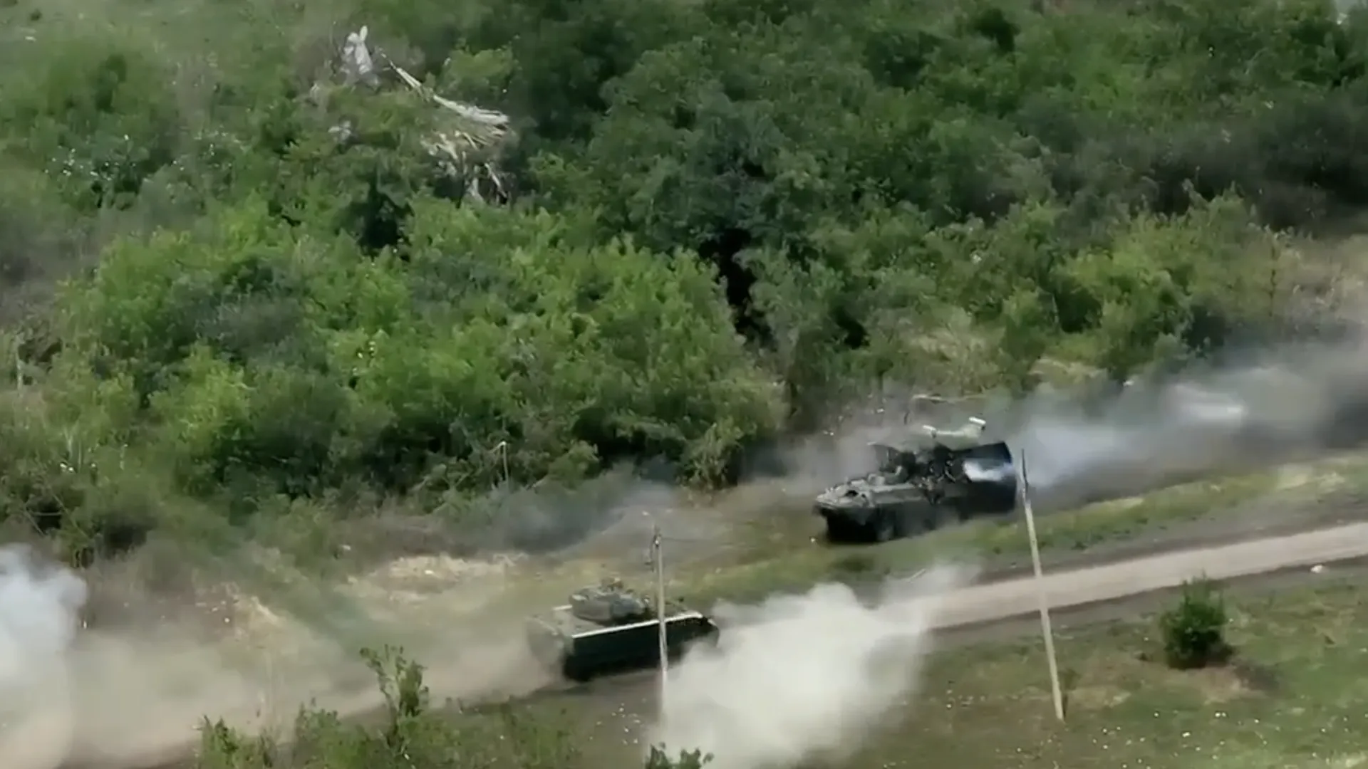 Опубликовано видео дуэли российского БТР и БМП Bradley