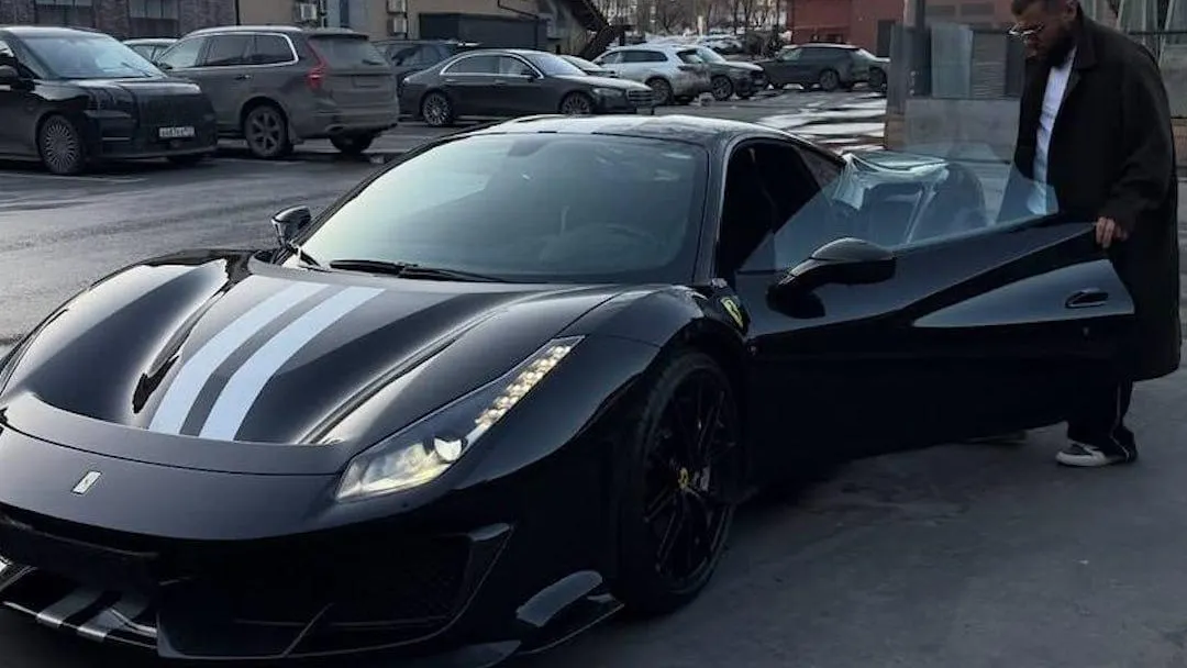 Рэпер Navai снес светофор на своем черном Ferrari без номеров в Москве