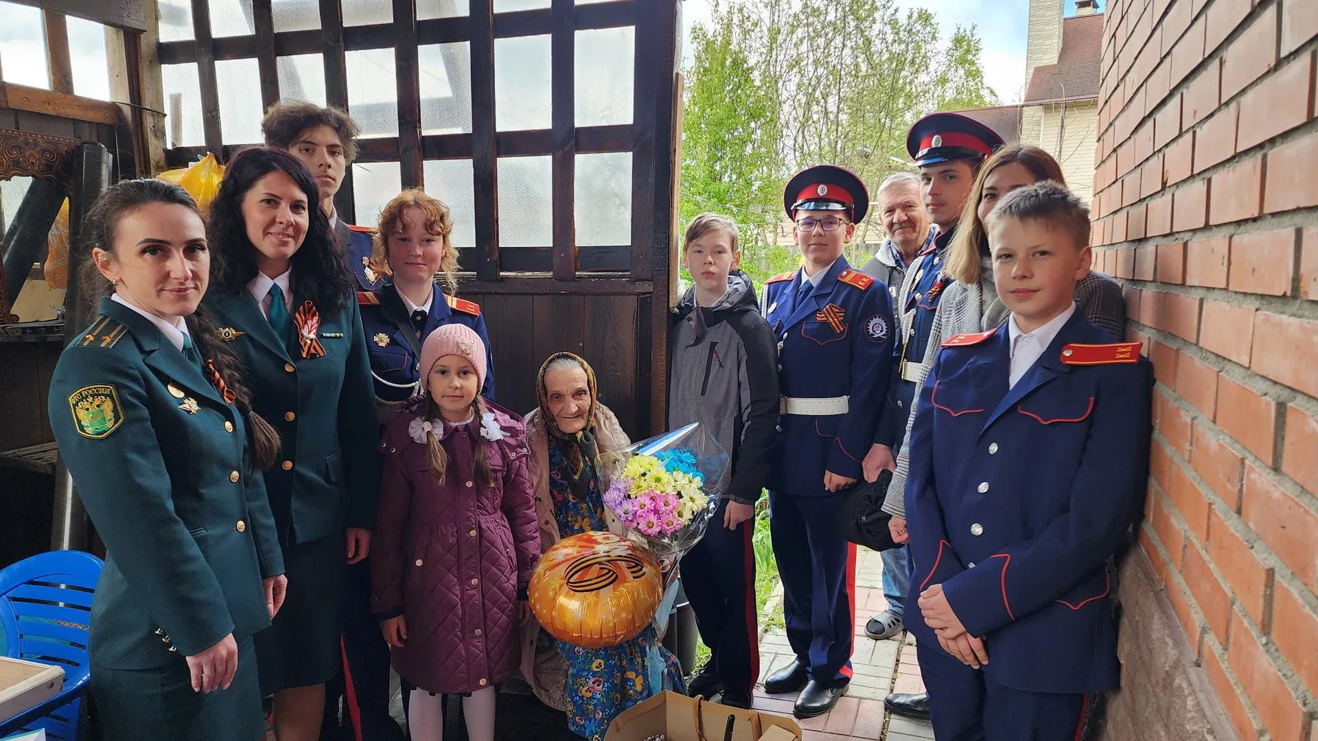 Семерых домодедовских ветеранов войны и тружеников тыла с Днем Победы поздравили общественники микрорайона Западный