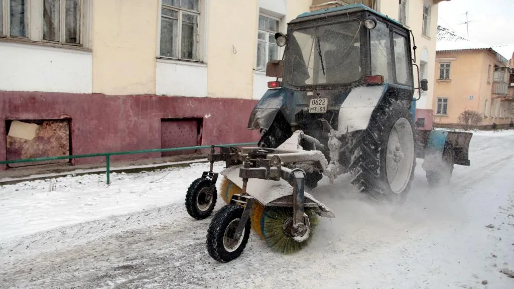 Более 1 тыс единиц спецтехники за сутки вывели на дороги Подмосковья для уборки