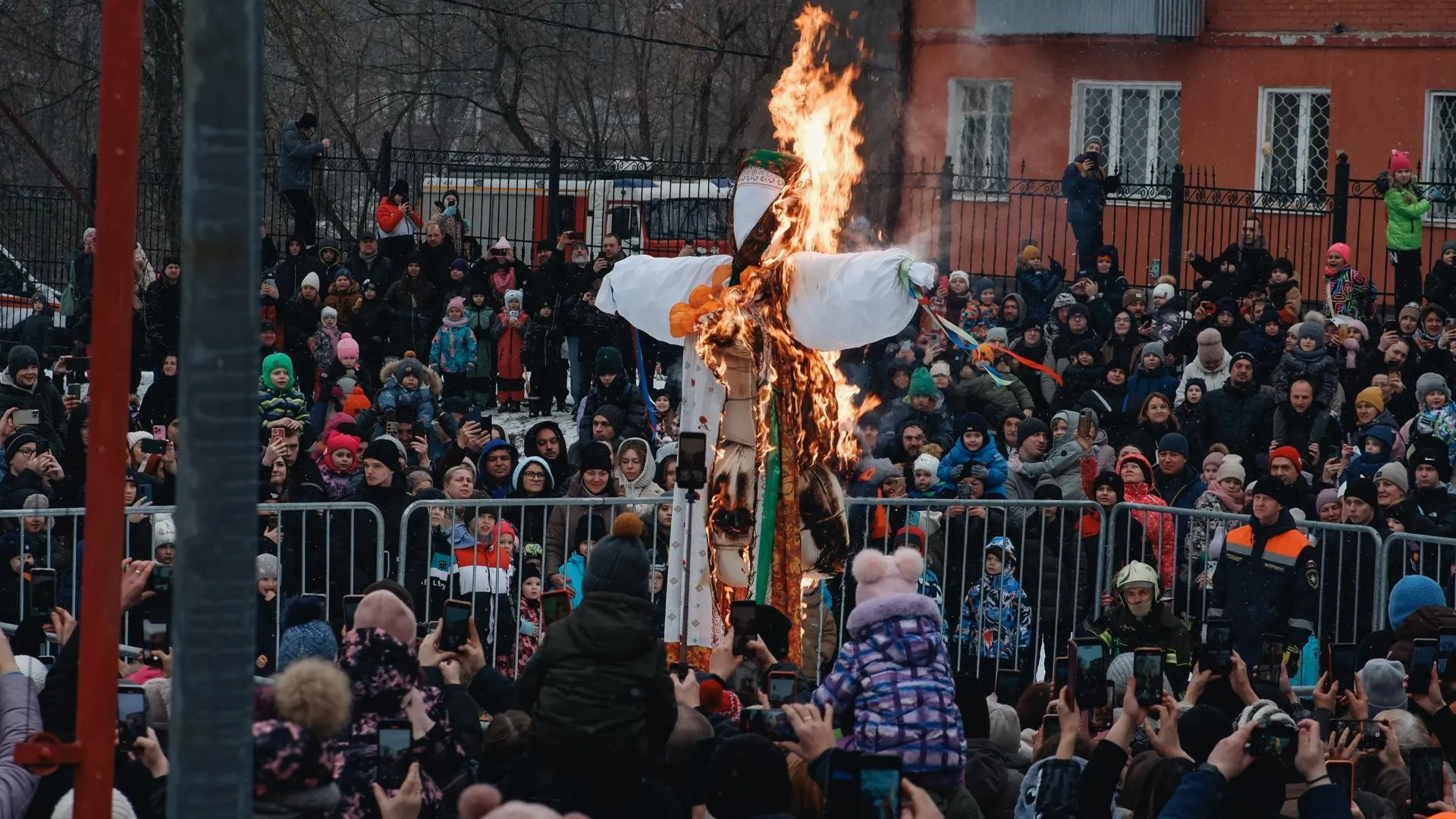 В городском парке Щелкова отпраздновали Масленицу песнями и сожжением чучела