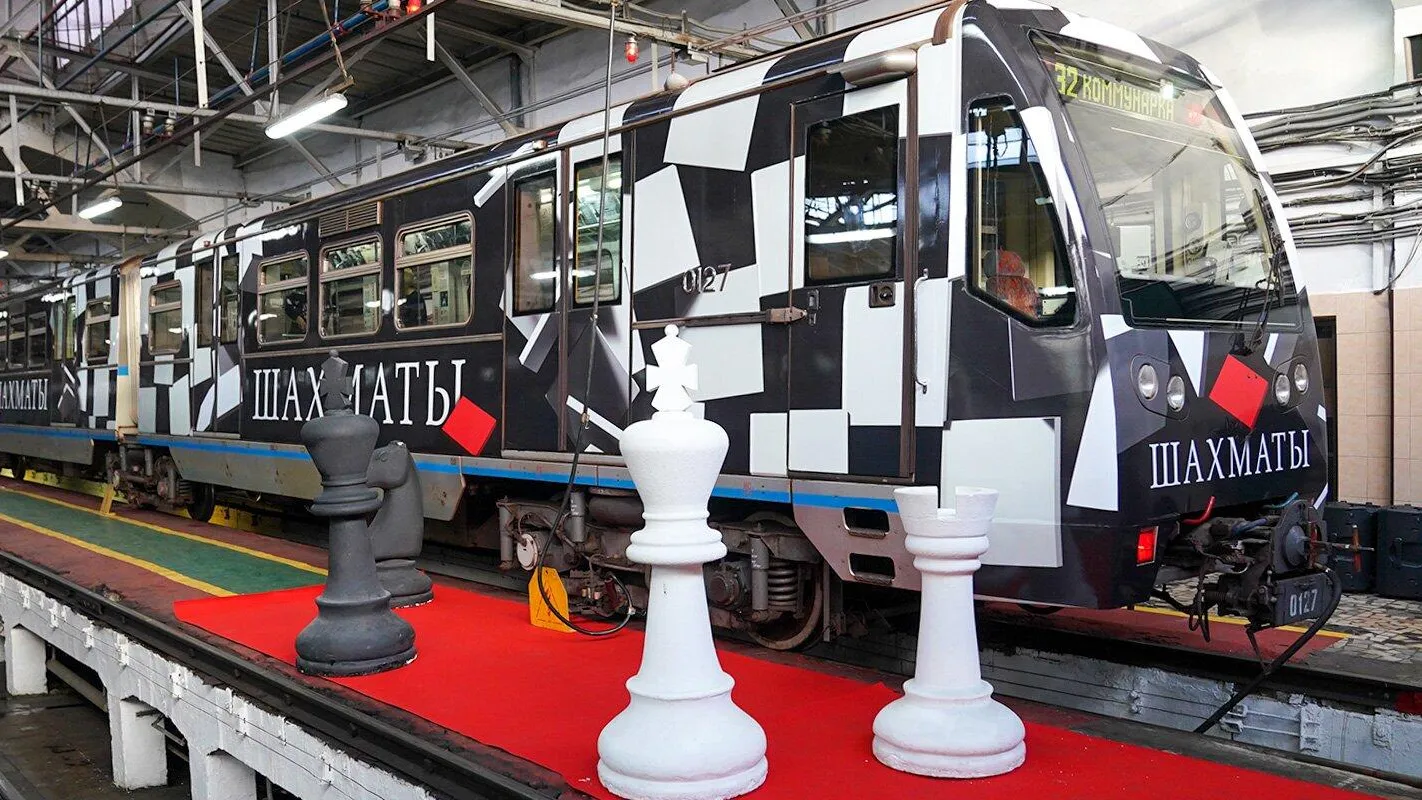 Тематический поезд «Шахматы» начал курсировать в столичном метро