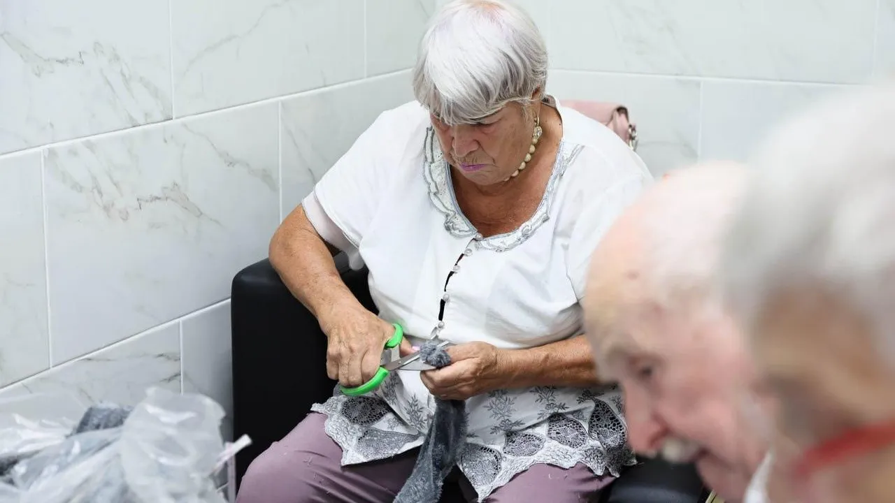 Долголеты Ликино-Дулева помогают собирать необходимые предметы для бойцов СВО