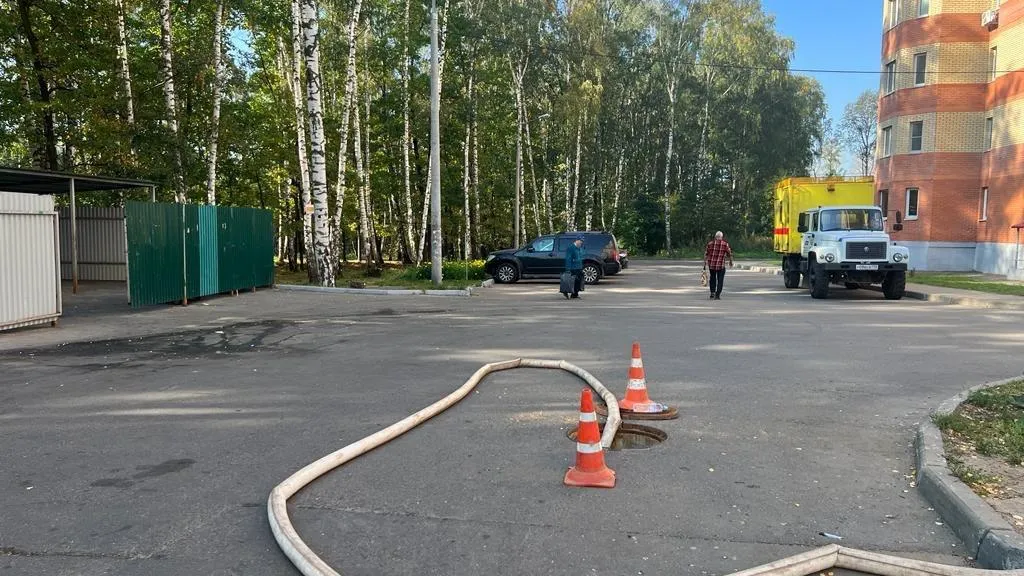 Специалисты промыли водопроводные сети на ул Авиарембаза в деревне Федурново Балашихи