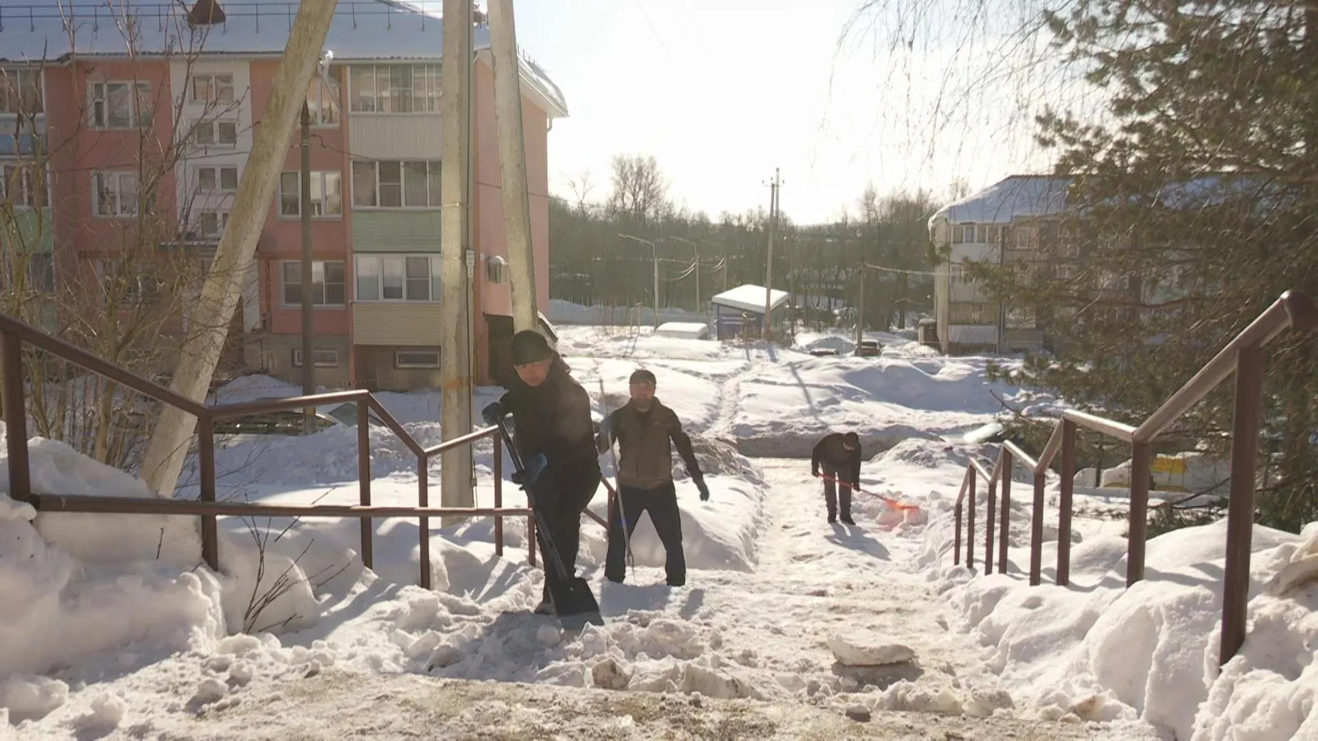 В поселке Зубово округа Клин очистили дворы от снега