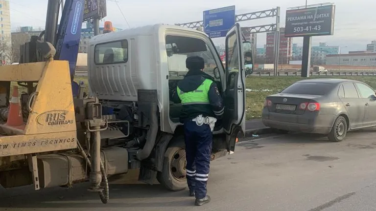 Шесть автомобилей эвакуировали в ходе рейда в Котельниках
