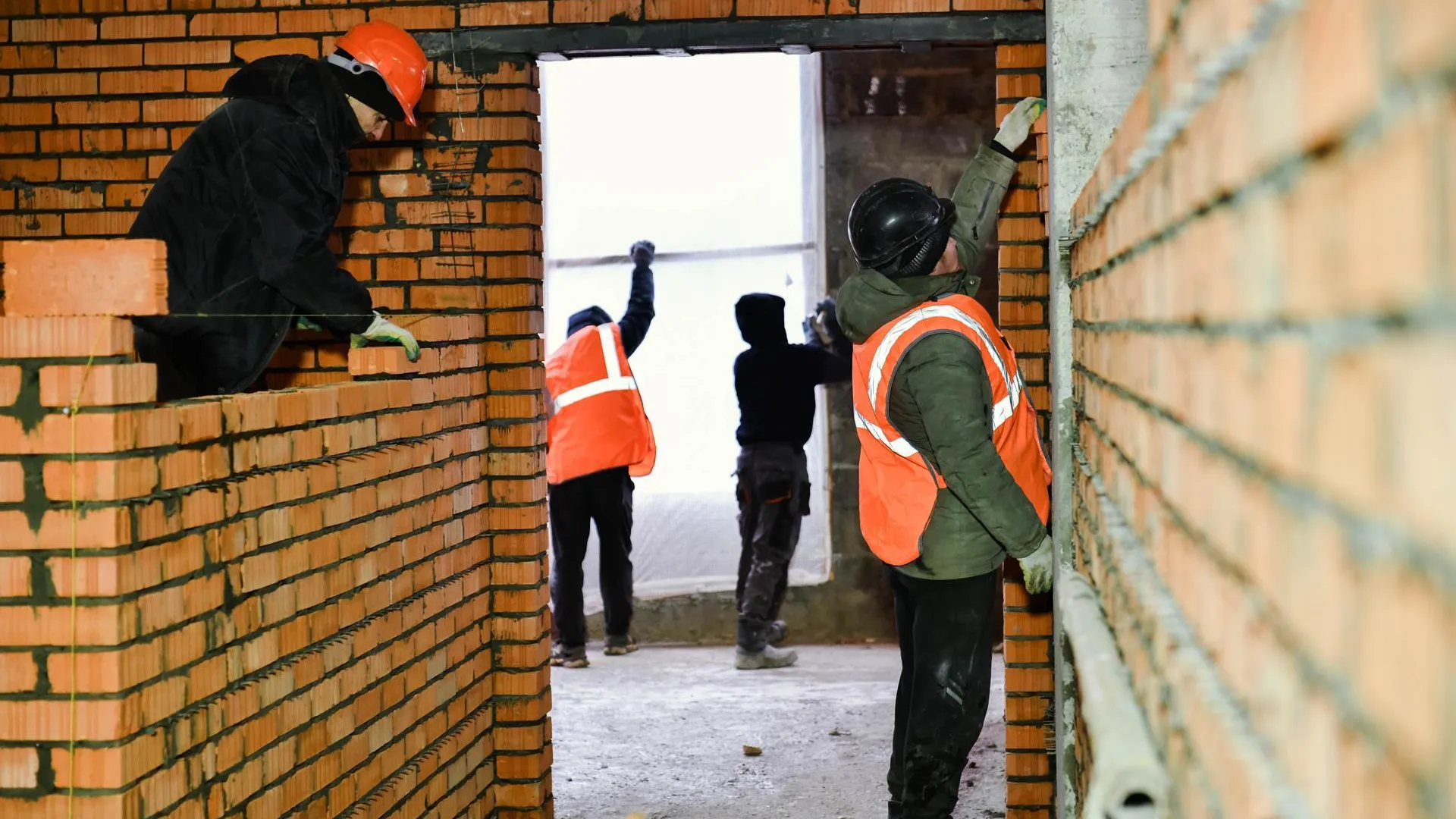 Ход строительства школы и детского сада проверили в округе Химки