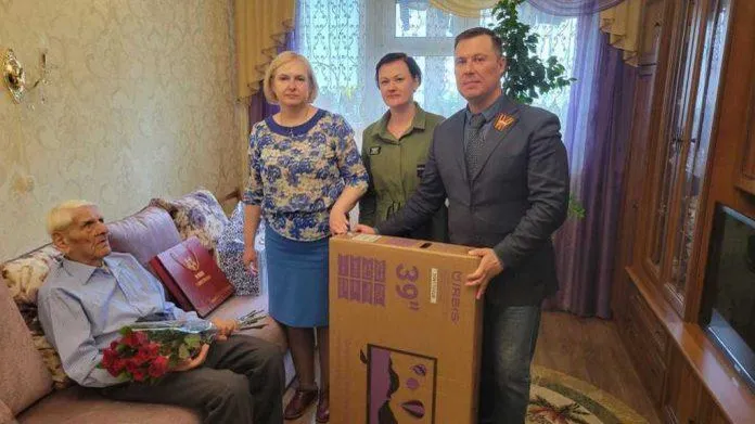 102‑летнего фронтовика из Подольска поздравили с Днем Победы