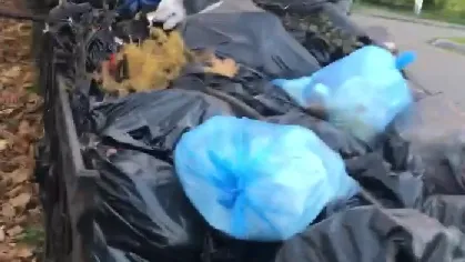 Мусорные мешки начали вывозить с газона в Красногорске по просьбе жительницы