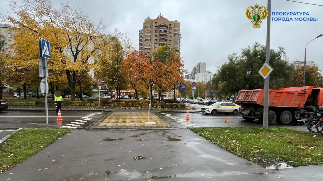 КамАЗ насмерть сбил перебегавшего дорогу мужчину в Москве