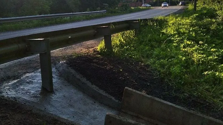 Водосток с дороги отремонтировали в поселке МИС Подольска