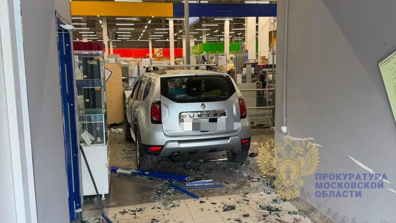 Легковушка на полном ходу влетела в магазин и сбила покупателя в Подмосковье