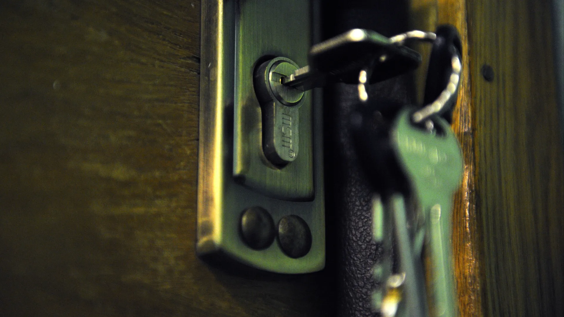 Связка ключей в дверном замке