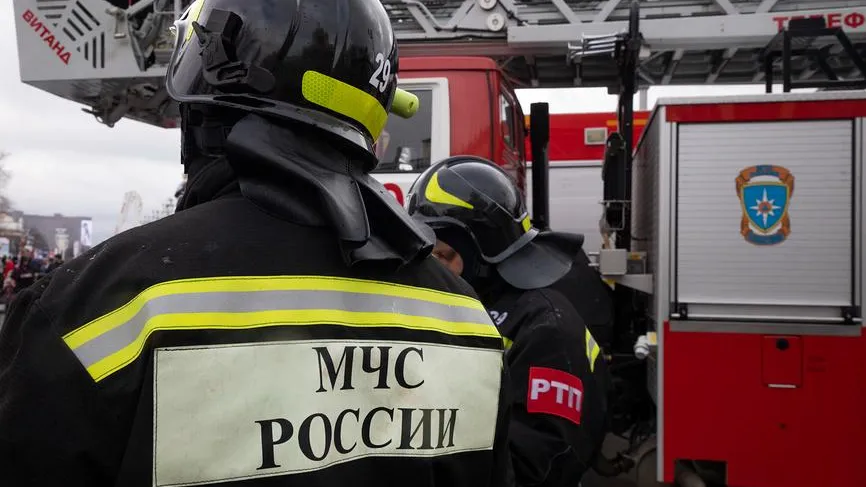 В Москве потушили пожар в гаражном комплексе