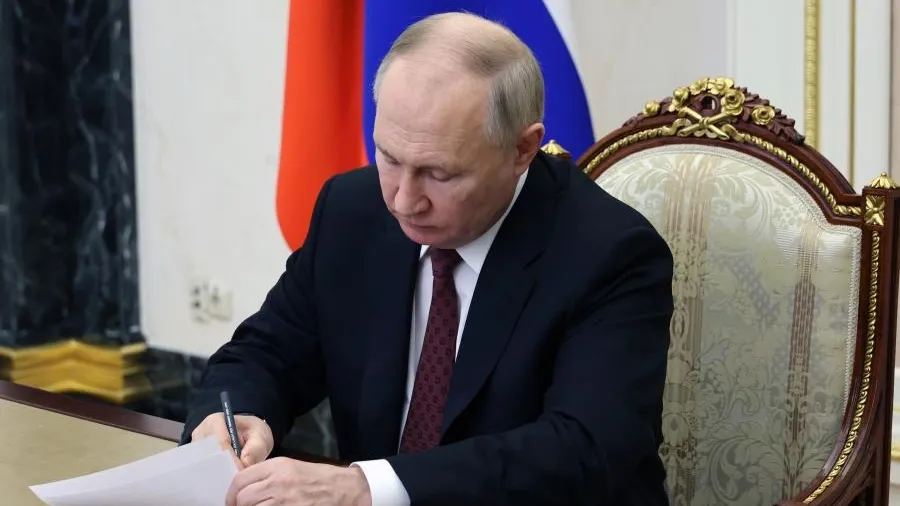 Путин подписал закон о конфискации имущества за фейки о ВС РФ