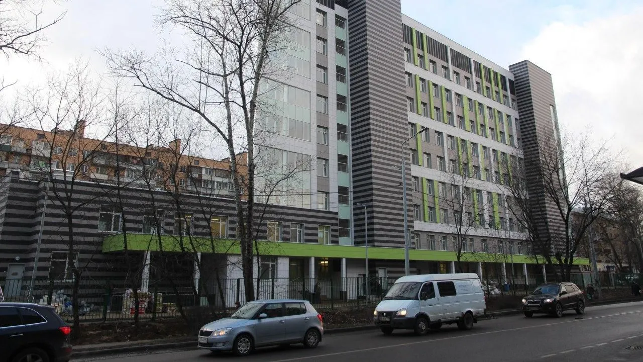 Новое здание поликлиники построили на перекрестке в Мытищах