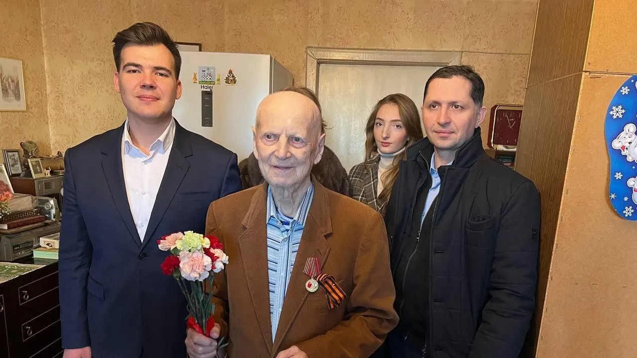 Юбилейную медаль в честь 80-летия Великой Победы вручили ветерану из Люберец