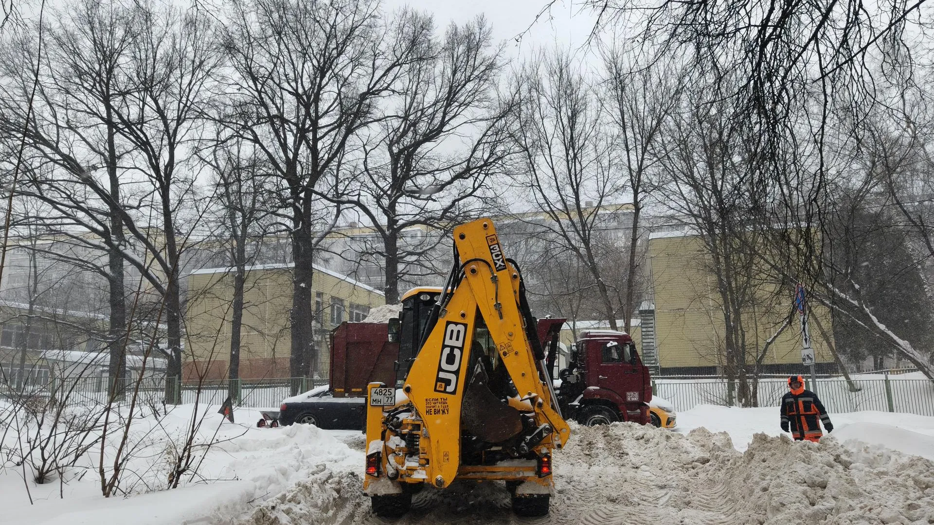 Коммунальщики в Одинцове с утра расчищают подъезд к техникуму