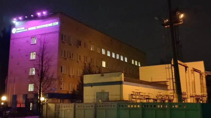 Здание в Подольске подсветили фиолетовым в знак поддержки недоношенных детей
