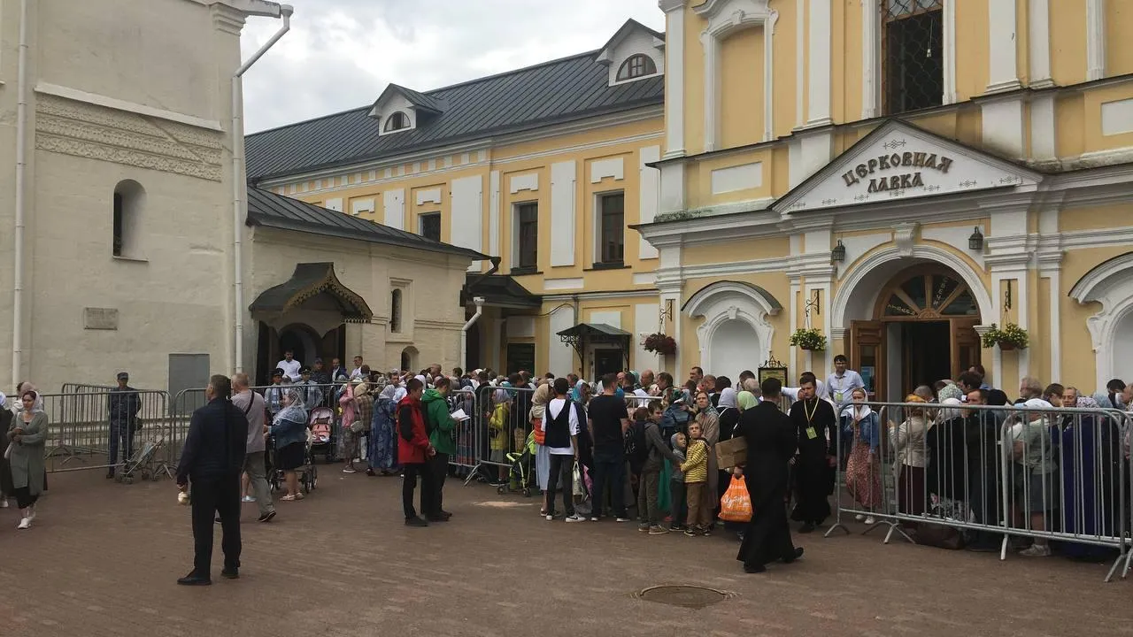 Паломники рассказали, зачем идут к мощам Сергия Радонежского в Сергиевом Посаде