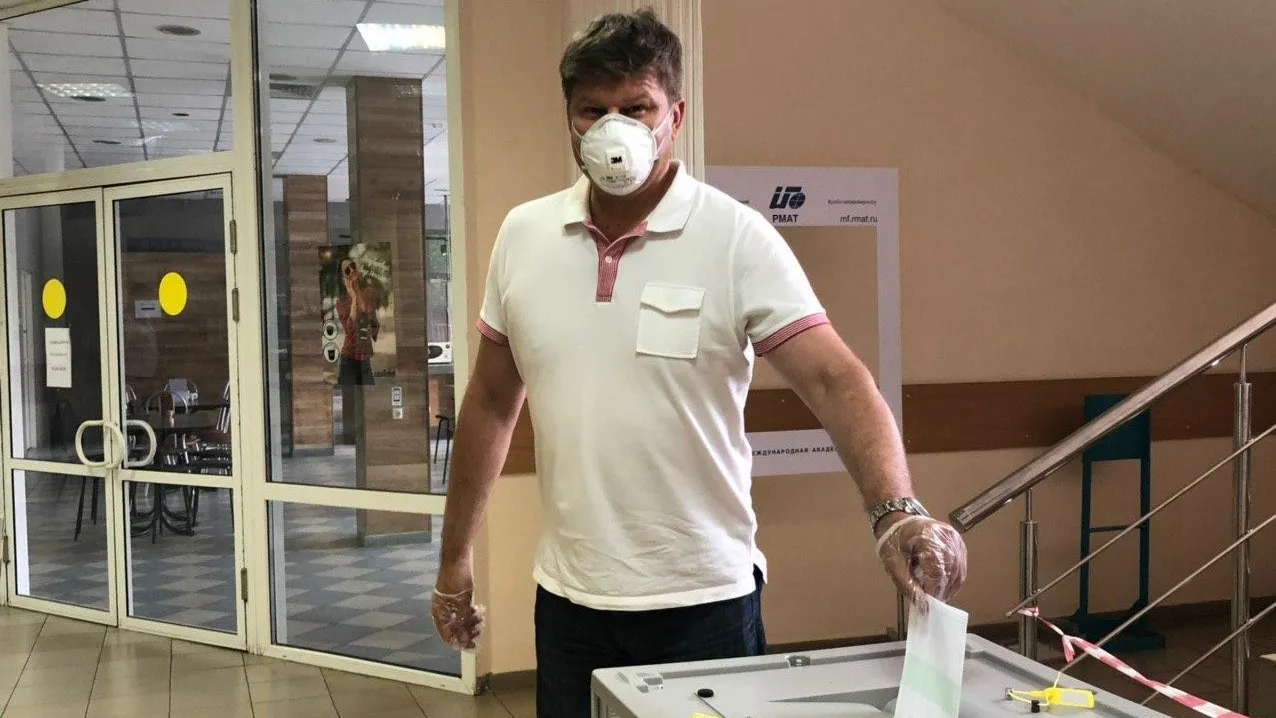 Дмитрий Губерниев принял участие в голосовании по поправкам в Конституцию РФ