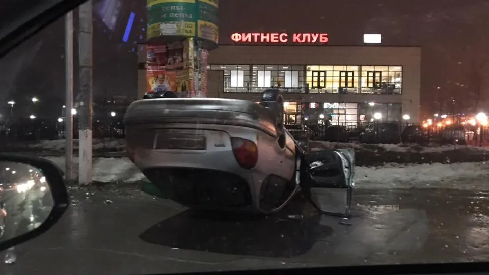 Автомобиль перевернулся на пешеходном переходе в Подольске