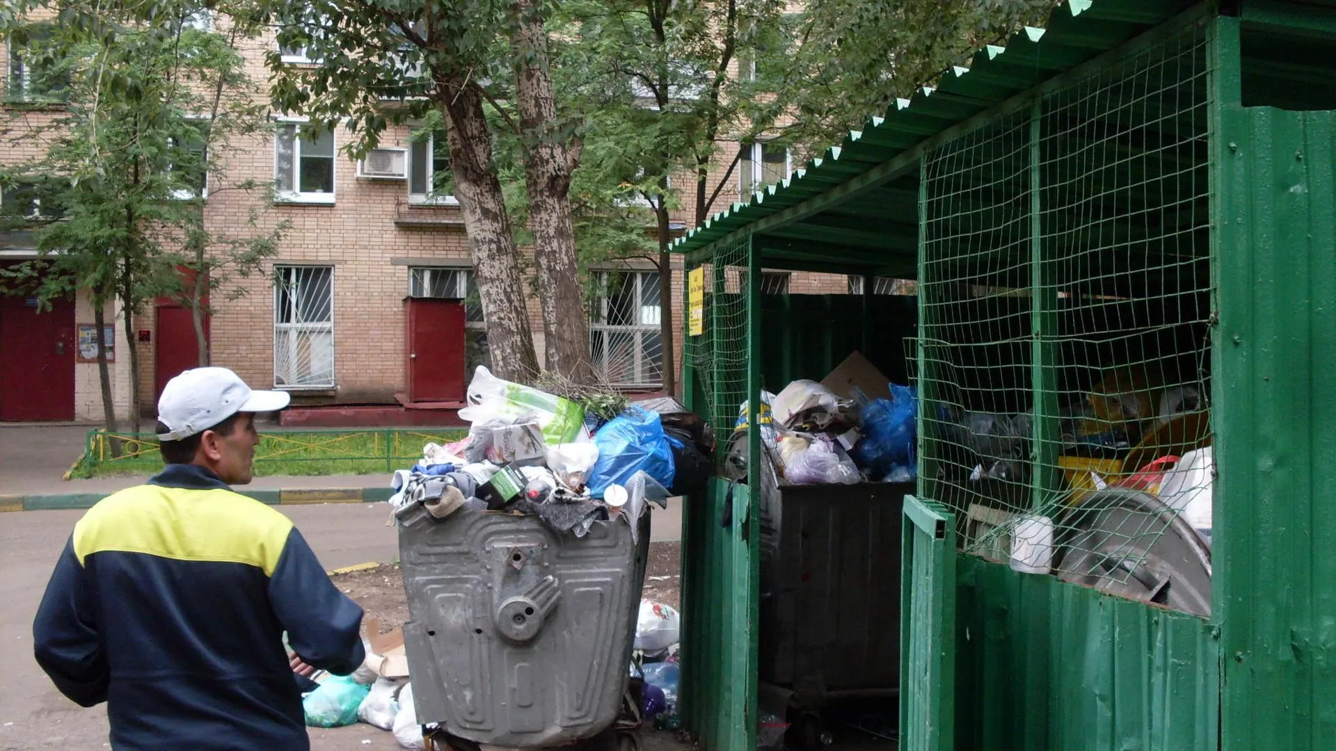 Более 70 навалов мусора выявили в лесах Мытищ