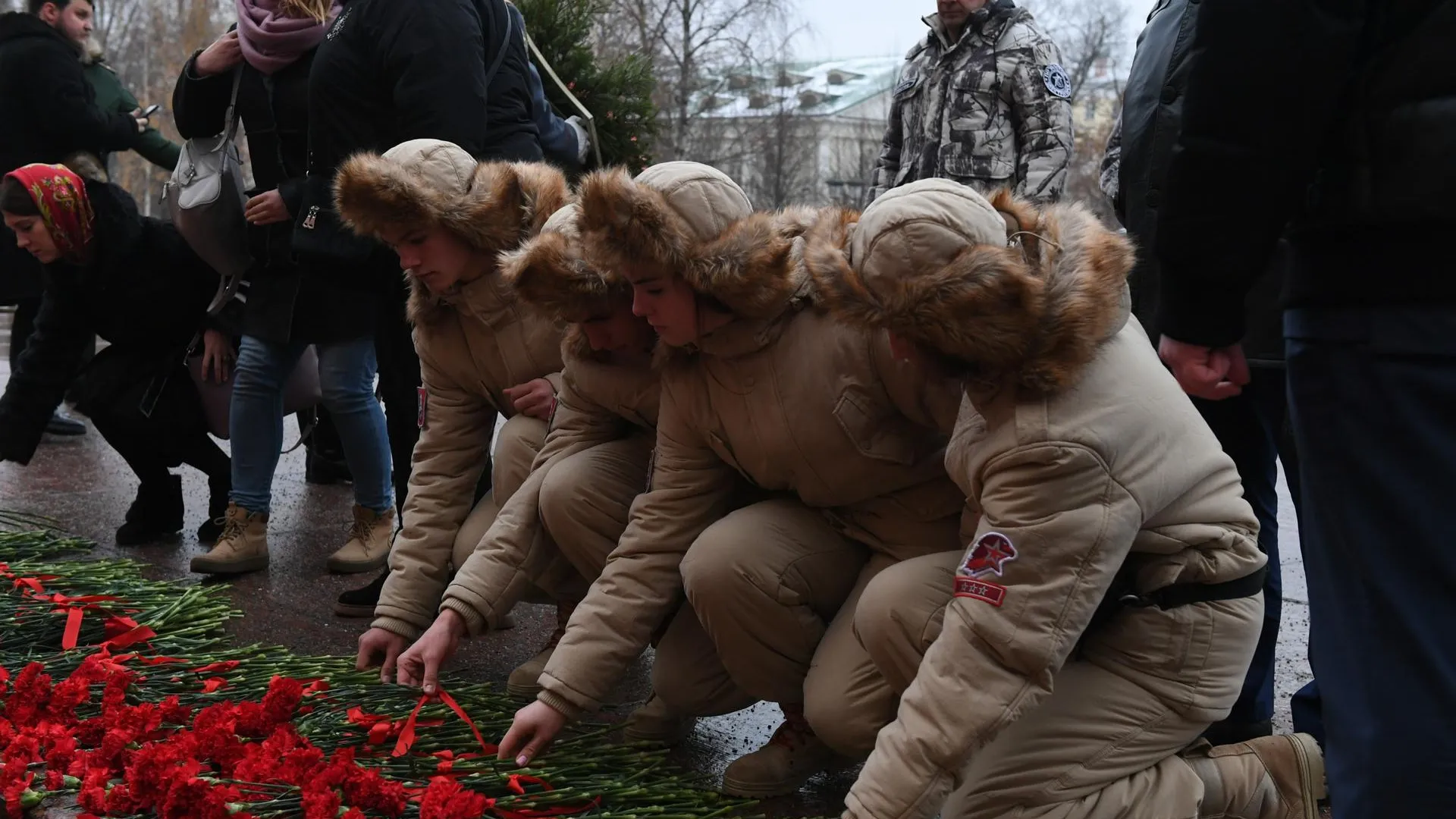 Делегация Московской области возложила цветы к Могиле Неизвестного Солдата