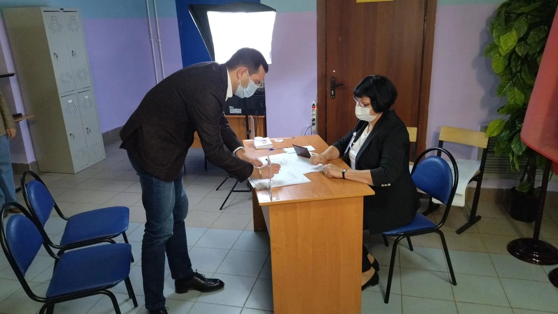 Глава Щелкова проголосовал на выборах в школе №17 округа