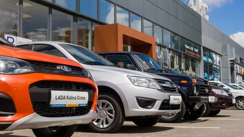 Россияне при покупке авто больше всего денег потратили на Lada и Geely