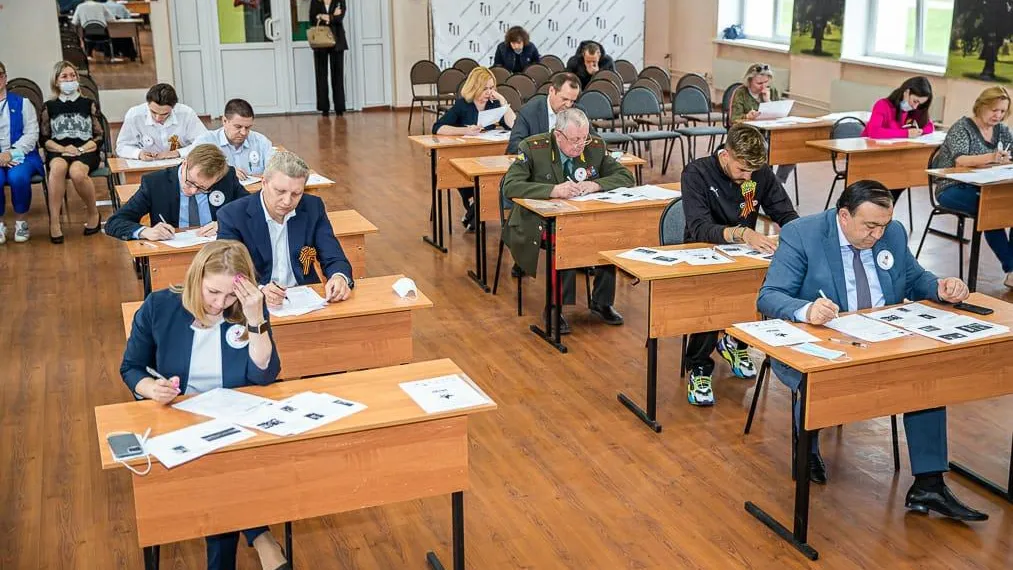 Андрей Иванов и Лариса Лазутина написали «Диктант Победы» в Одинцовском лицее №11