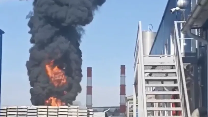 Огонь с горящих покрышек в Дзержинском перекинулся на соседнее здание