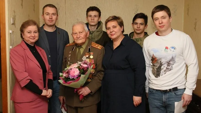 Глава Дзержинского вручила ветерану ВОВ медаль к 75‑летию Победы
