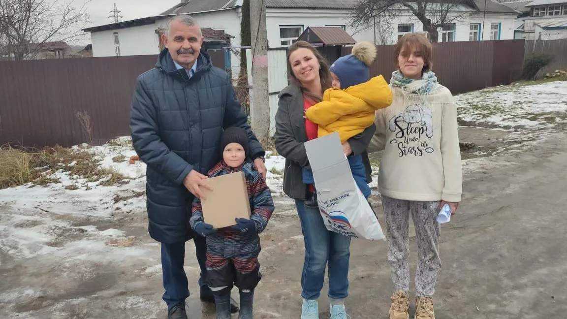 Депутат Мособлдумы Шапкин поздравил многодетных мам из Щелкова с Днем матери