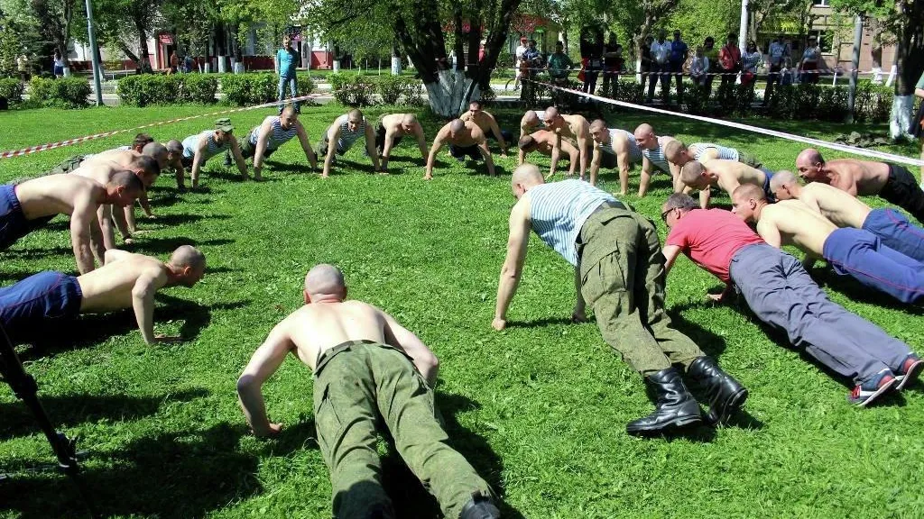 Более 56 тыс раз отжались участники акции «Рекорд Победы» в Дзержинском