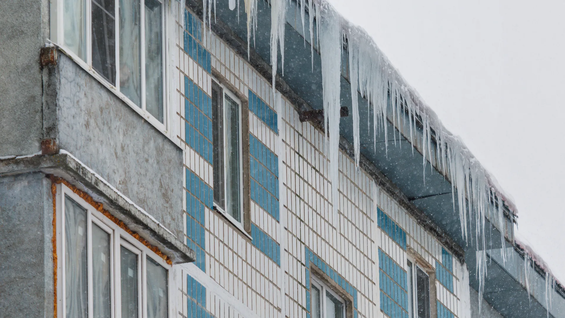 Ломает унитазы и топит соседей: сирота полгода кошмарит соседей под Волгоградом