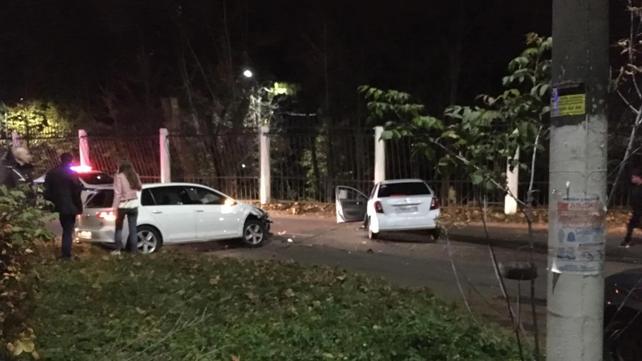 Две иномарки столкнулись возле парка в Подольске
