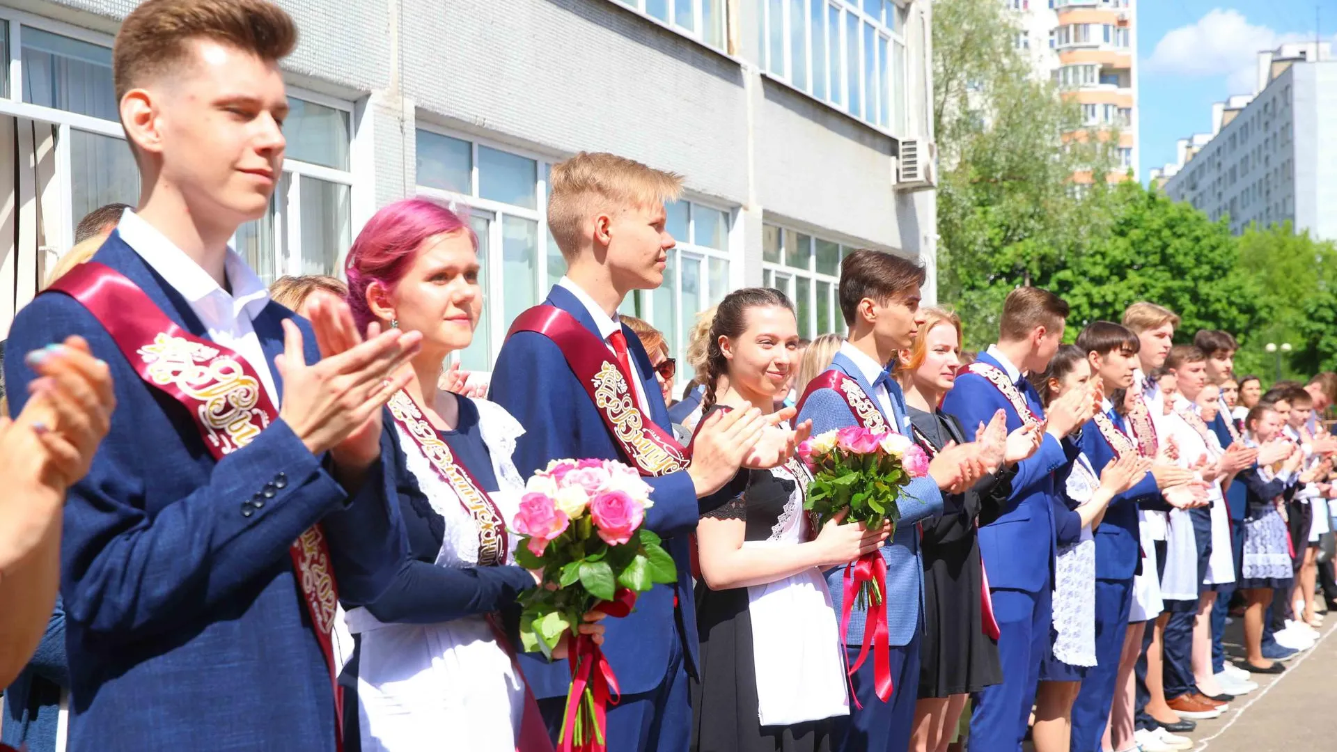 Более 1,3 тыс одиннадцатиклассников выпустились из школ Люберец