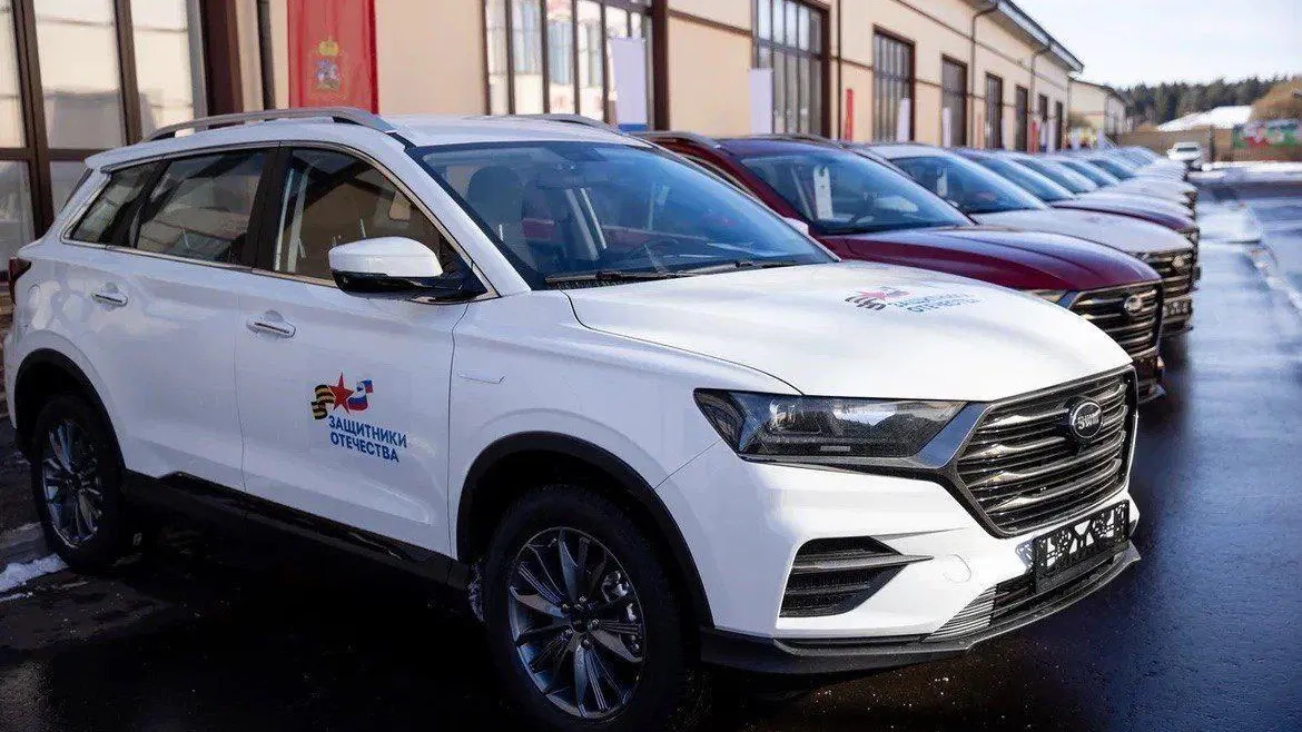 Автомобиль с ручным управлением передали ветерану-инвалиду СВО из Балашихи
