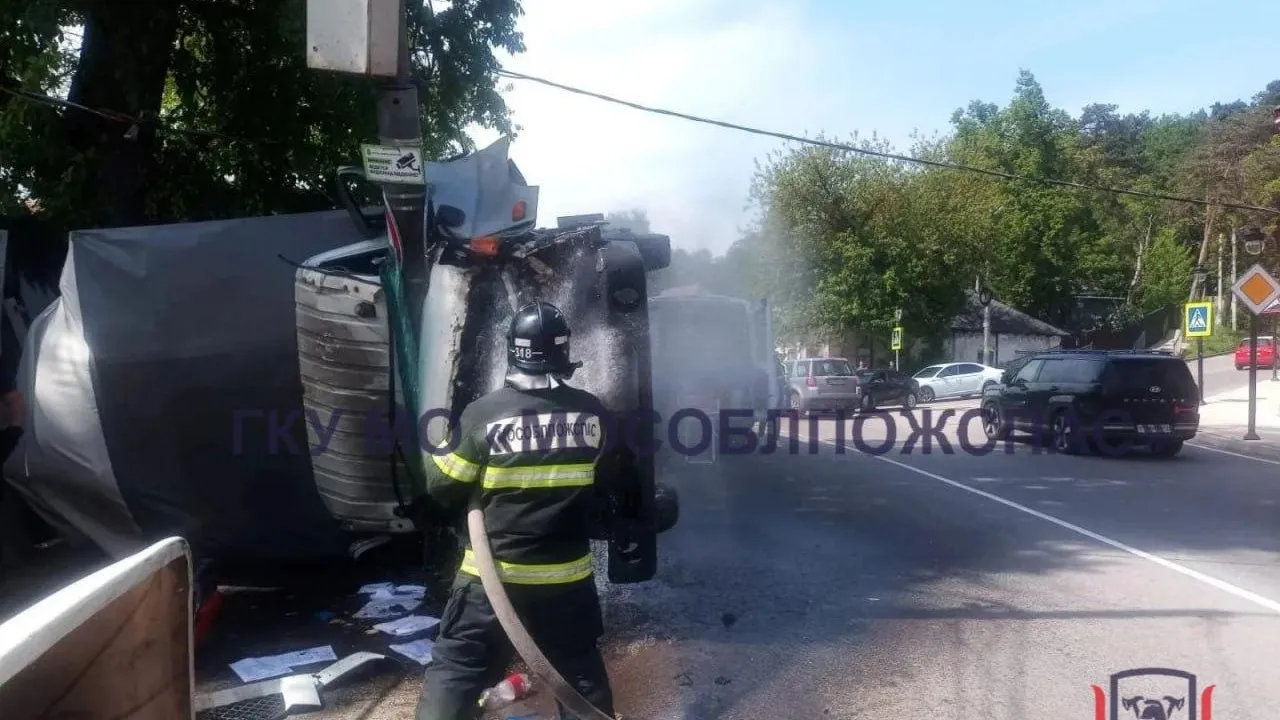 Кабину смяло: в Звенигороде водителя из грузовика вытаскивали с бензорезом