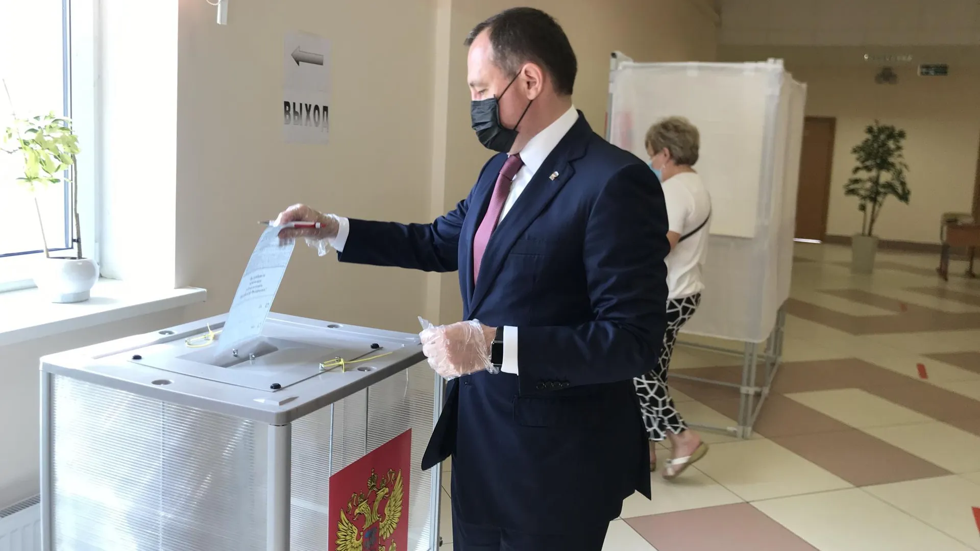Брынцалов проголосовал по поправкам в Конституцию на участке в Балашихе