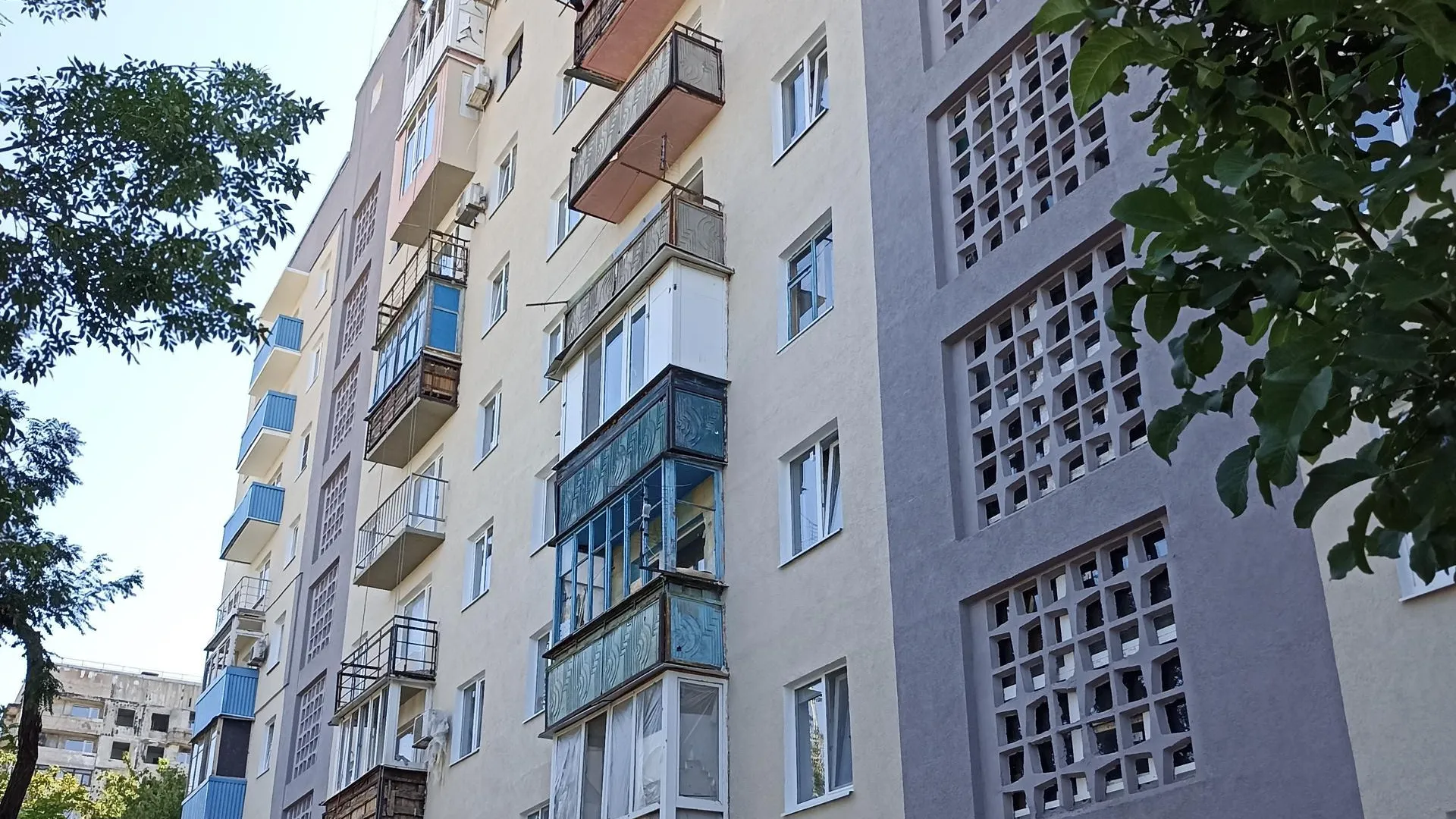 Подмосковные специалисты восстанавливают жилой дом в Мариуполе