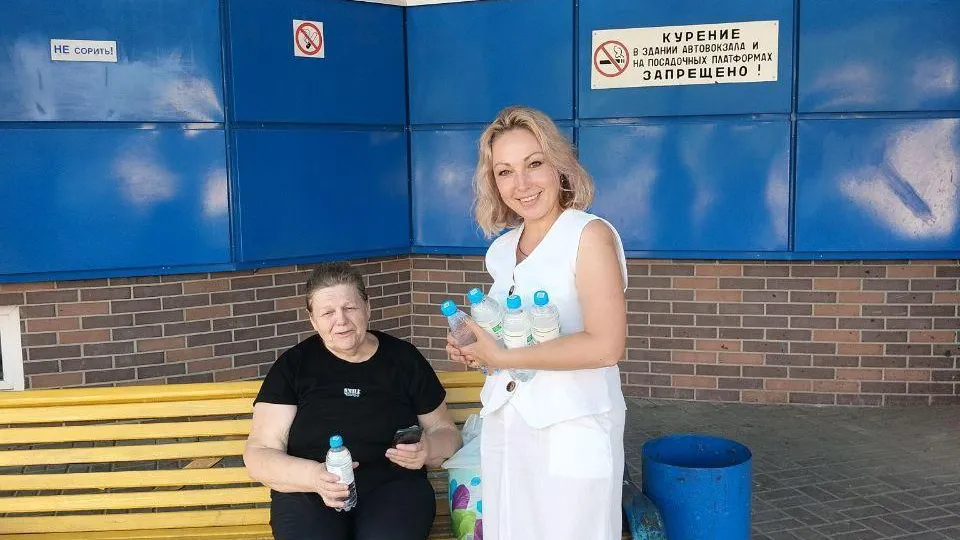 Подмосковные перевозчики продолжают раздавать воду пассажирам на вокзалах
