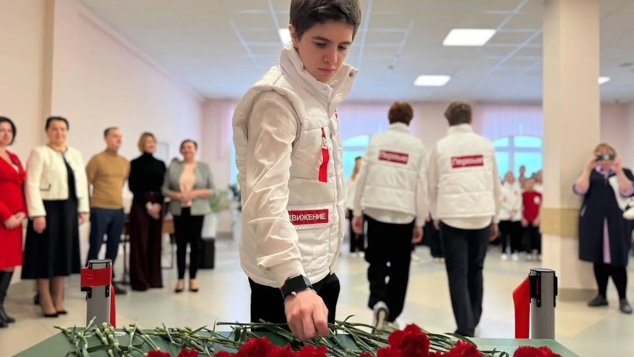 Парту Героя в честь участника Великой Отечественной войны открыли в Ленинском